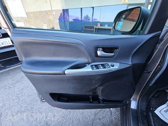 2017 Toyota Sienna SE 8-Passenger 119.3" WB - miniatura 9