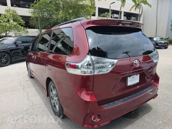 2017 Toyota Sienna SE 8-Passenger 119.3" WB - miniatura 2