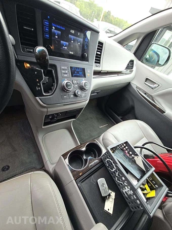 2017 Toyota Sienna XLE 7-Passenger 119.3" WB - miniatura 10