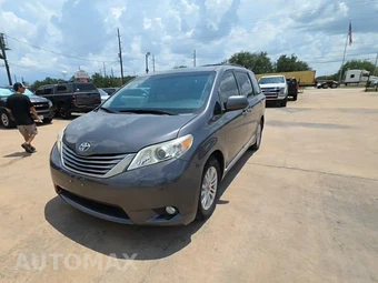 2017 Toyota Sienna XLE 8-Passenger 119.3" WB