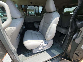 2017 Toyota Sienna XLE 8-Passenger 119.3" WB - miniatura 10