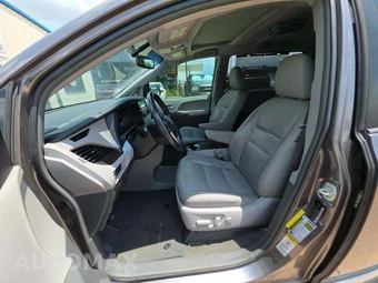 2017 Toyota Sienna XLE 8-Passenger 119.3" WB - miniatura 3