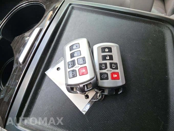 2017 Toyota Sienna XLE 8-Passenger 119.3" WB - miniatura 5