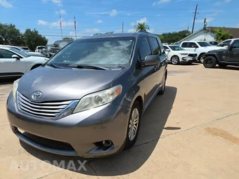 2017 Toyota Sienna XLE 8-Passenger 119.3" WB