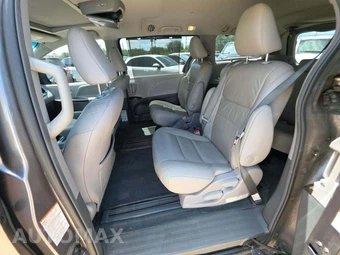 2017 Toyota Sienna XLE 8-Passenger 119.3" WB - miniatura 10