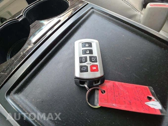 2017 Toyota Sienna XLE 8-Passenger 119.3" WB - miniatura 5