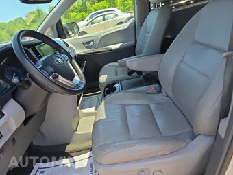 2017 Toyota Sienna XLE 8-Passenger 119.3" WB - miniatura 13