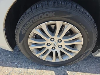 2017 Toyota Sienna XLE 8-Passenger 119.3" WB - miniatura 8
