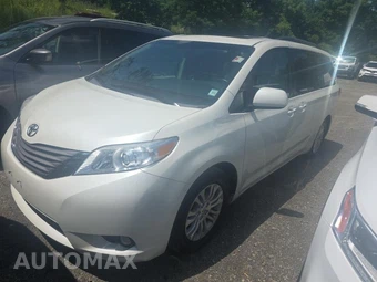 2017 Toyota Sienna XLE 8-Passenger 119.3" WB