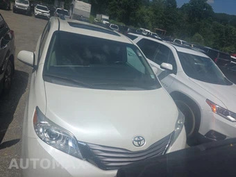 2017 Toyota Sienna XLE 8-Passenger 119.3" WB - miniatura 2