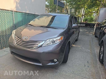 2017 Toyota Sienna XLE 8-Passenger 119.3" WB