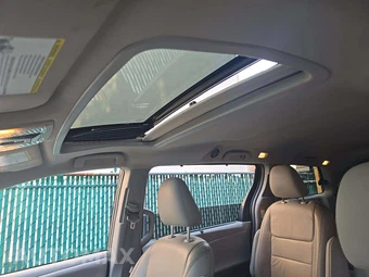 2017 Toyota Sienna XLE 8-Passenger 119.3" WB - miniatura 11