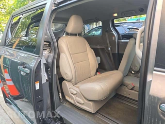 2017 Toyota Sienna XLE 8-Passenger 119.3" WB - miniatura 17