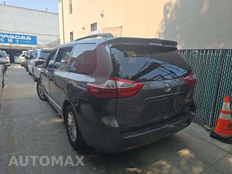 2017 Toyota Sienna XLE 8-Passenger 119.3" WB - miniatura 2
