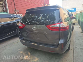 2017 Toyota Sienna XLE 8-Passenger 119.3" WB - miniatura 3