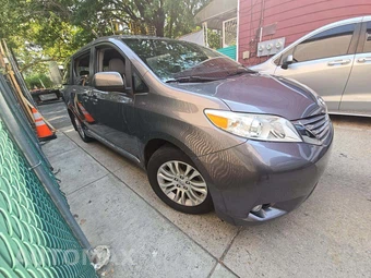 2017 Toyota Sienna XLE 8-Passenger 119.3" WB - miniatura 4
