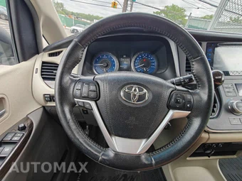 2017 Toyota Sienna XLE 8-Passenger 119.3" WB - miniatura 11