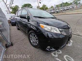 2017 Toyota Sienna XLE 8-Passenger 119.3" WB - miniatura 2