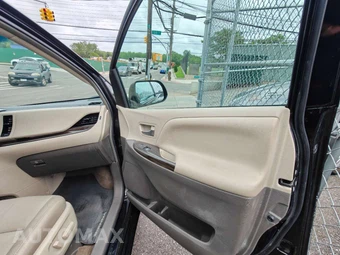 2017 Toyota Sienna XLE 8-Passenger 119.3" WB - miniatura 28