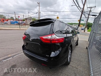 2017 Toyota Sienna XLE 8-Passenger 119.3" WB - miniatura 4