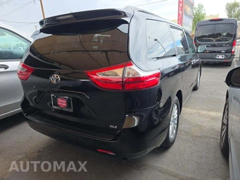 2017 Toyota Sienna XLE 8-Passenger 119.3" WB - miniatura 3
