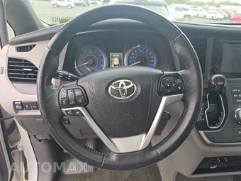 2017 Toyota Sienna XLE 8-Passenger 119.3" WB - miniatura 10