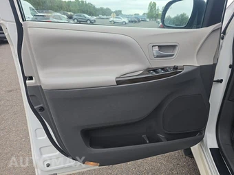2017 Toyota Sienna XLE 8-Passenger 119.3" WB - miniatura 9