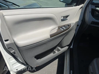 2017 Toyota Sienna XLE 8-Passenger 119.3" WB - miniatura 9