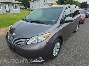 2017 Toyota Sienna XLE 8-Passenger 119.3" WB