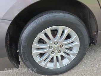2017 Toyota Sienna XLE 8-Passenger 119.3" WB - miniatura 10