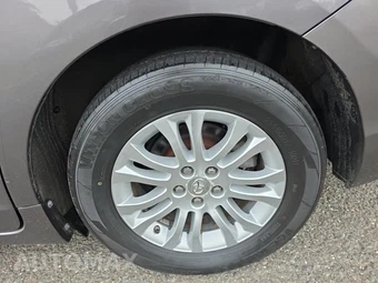 2017 Toyota Sienna XLE 8-Passenger 119.3" WB - miniatura 11