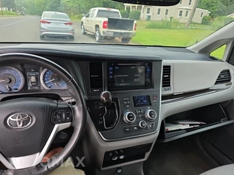 2017 Toyota Sienna XLE 8-Passenger 119.3" WB - miniatura 14