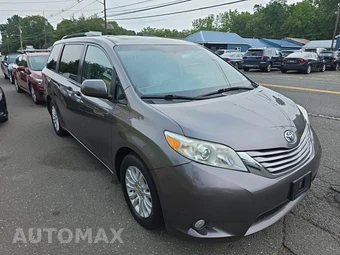 2017 Toyota Sienna XLE 8-Passenger 119.3" WB - miniatura 3