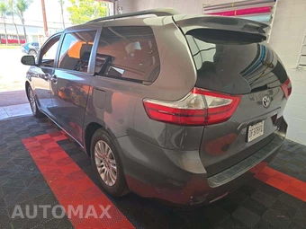 2017 Toyota Sienna XLE 8-Passenger 119.3" WB - miniatura 2