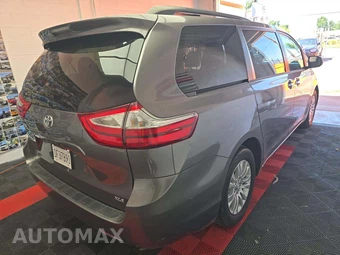 2017 Toyota Sienna XLE 8-Passenger 119.3" WB - miniatura 3