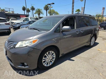 2017 Toyota Sienna XLE 8-Passenger 119.3" WB