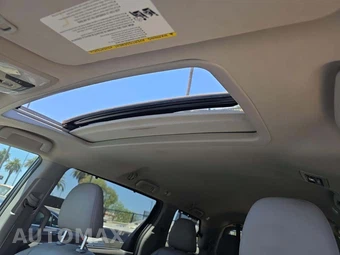 2017 Toyota Sienna XLE 8-Passenger 119.3" WB - miniatura 11