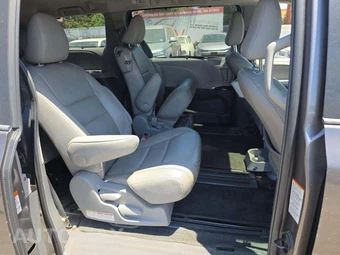 2017 Toyota Sienna XLE 8-Passenger 119.3" WB - miniatura 17
