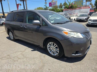 2017 Toyota Sienna XLE 8-Passenger 119.3" WB - miniatura 4