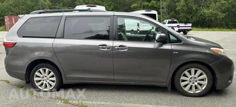 2017 Toyota Sienna XLE Premium 7-Passenger 119.3" WB - miniatura 4