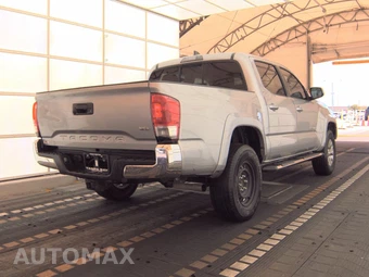 2017 Toyota Tacoma SR5 Crew Cab Medium Bed – miniatura 4