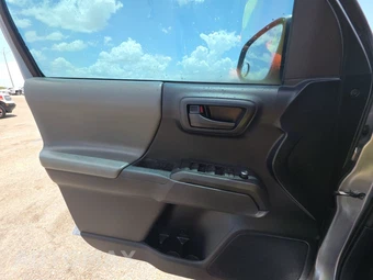 2017 Toyota Tacoma SR5 Crew Cab Medium Bed – miniatura 9