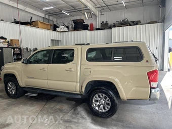 2017 Toyota Tacoma SR5 Crew Cab Medium Bed - miniatura 3