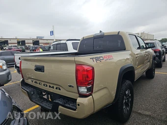 2017 Toyota Tacoma TRD Off-Road Crew Cab Medium Bed - miniatura 4