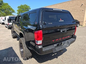 2017 Toyota Tacoma TRD Sport Crew Cab Medium Bed - miniatura 2