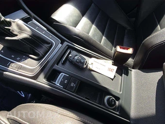 2017 Volkswagen Golf R Hatchback w/DCC & Navigation – miniatura 8