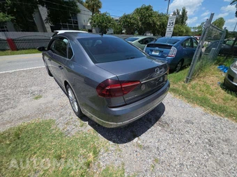 2017 Volkswagen Passat 1.8T SE - miniatura 2