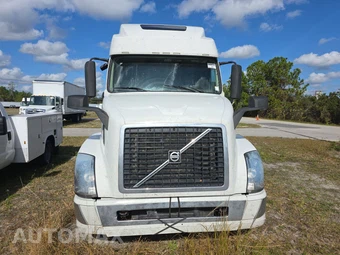 2017 Volvo Other-Heavy Truck - miniatura 2