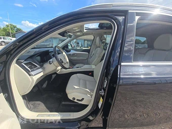 2017 Volvo XC90 T6 Momentum 7-Passenger - miniatura 3