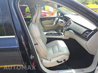 2017 Volvo XC90 T6 Momentum 7-Passenger – miniatura 8